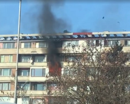 Пожар лумна в жилищен блок в София ВИДЕО