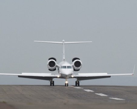 Самолет излезе от писта в Индонезия, има ранени ВИДЕО