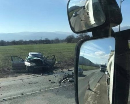 Шофьор загина на място, тир удари колата му челно в насрещното