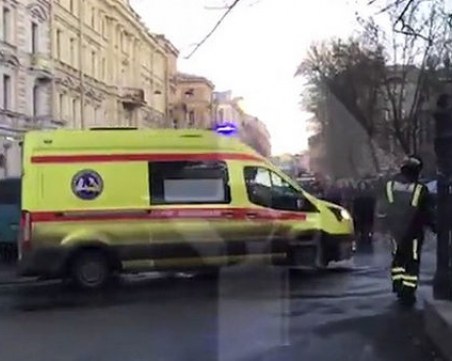 Срути се част от сграда на университет, има много затрупани