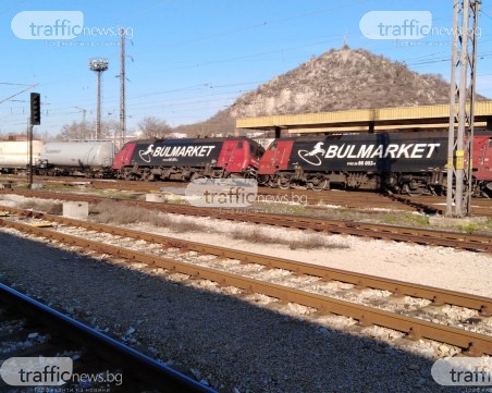 Товарен влак дерайлира в Пловдив, блокира линията за Карлово СНИМКИ