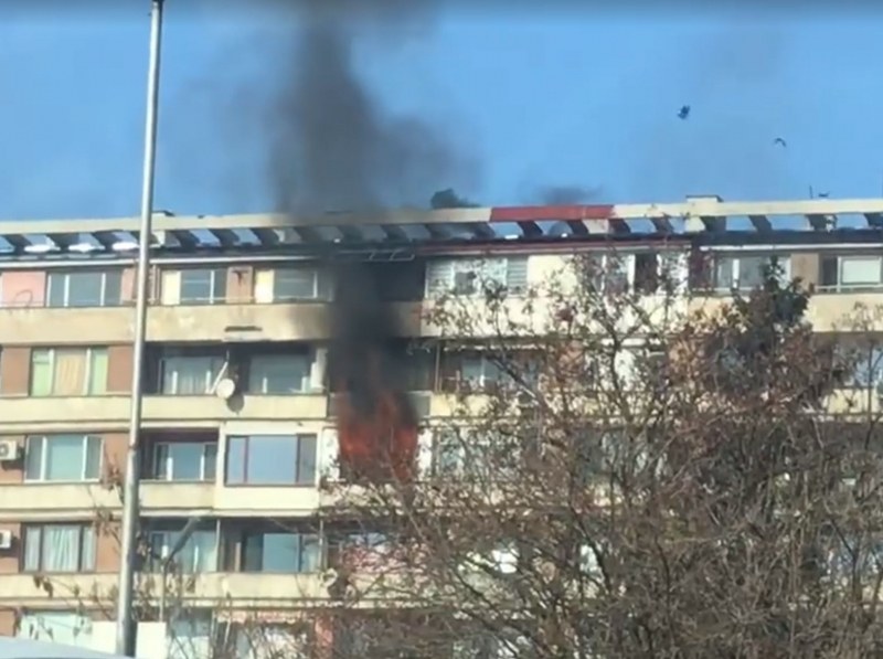 Пожар лумна в жилищен блок в София ВИДЕО