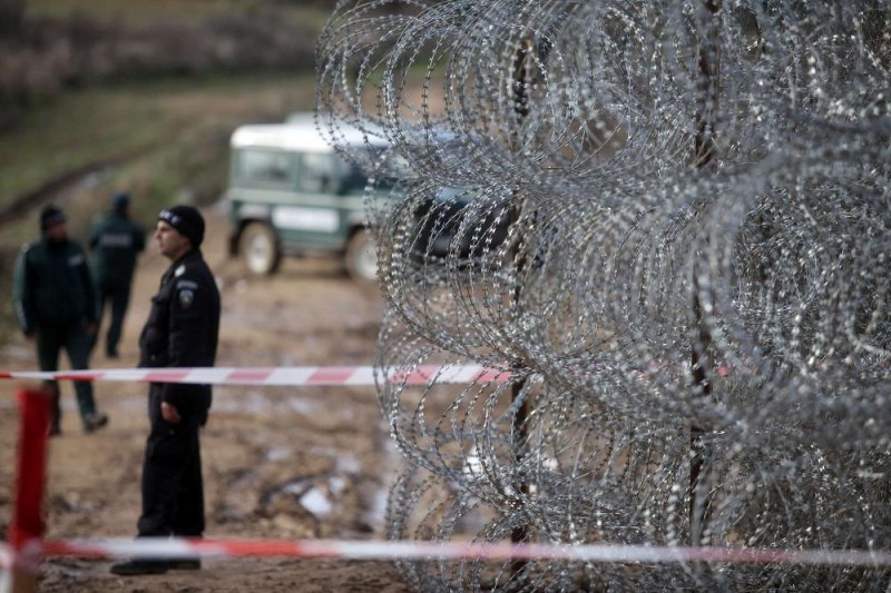 Спипаха 13 афганистанци край границата, арестуваха каналджия от Бургас
