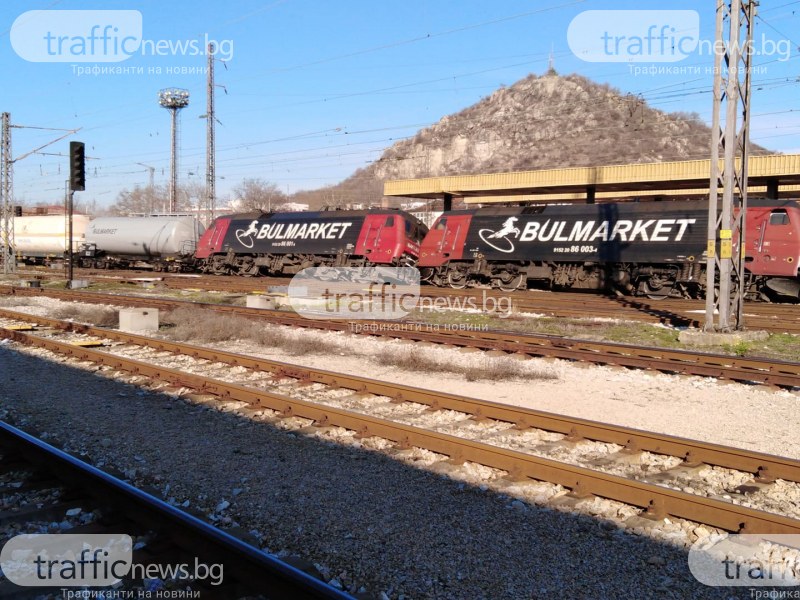 Товарен влак дерайлира в Пловдив, блокира линията за Карлово СНИМКИ