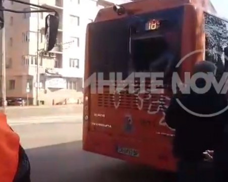 Автобус и тролей се блъснаха в София