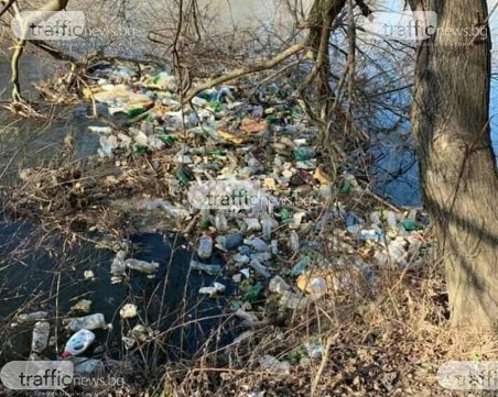 Грозна гледка! Боклуци засипаха Марица СНИМКА