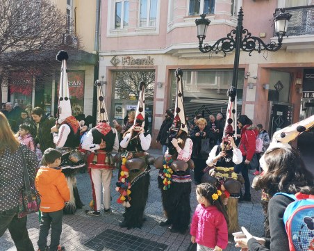 Гайди огласиха центъра на Пловдив! Кукери преминаха през Главната СНИМКИ