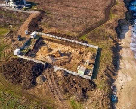 Нов строеж се появи на метри от плажа в Крайморие