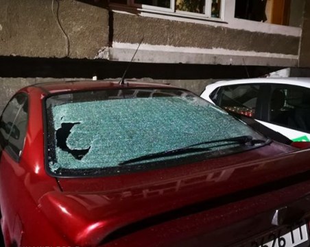 Пловдивчанка завари автомобила си с изпотрошени стъкла в Кючука СНИМКИ