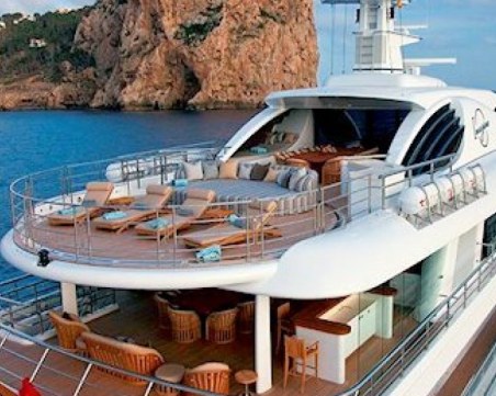 Работа мечта! Компания търси служител да тества луксозни яхти и коли