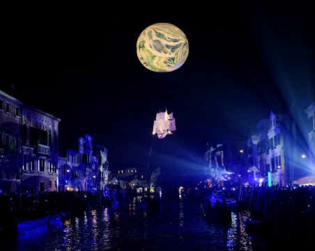 Впечатляващ нощен парад и 