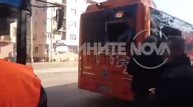 Автобус и тролей се блъснаха в София