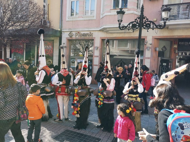 Гайди огласиха центъра на Пловдив! Кукери преминаха през Главната СНИМКИ