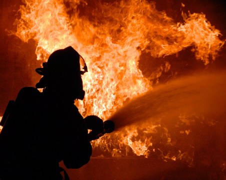 Баба и внуче загинаха при пожар в София