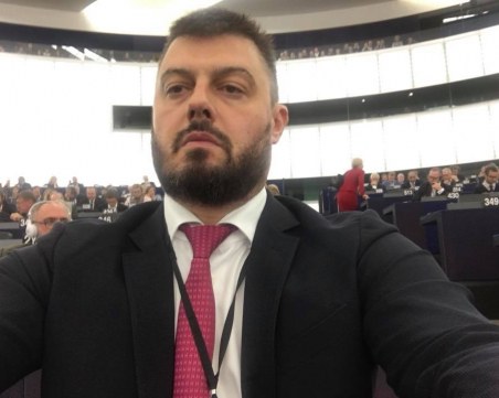 Бареков наесен с буквара, става учител по... български и литература