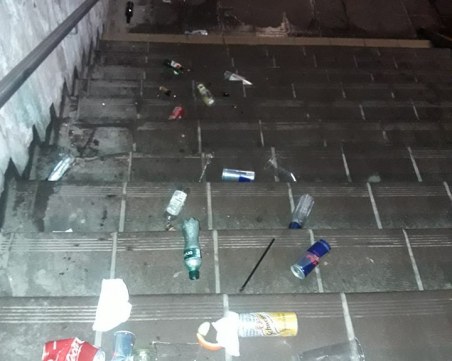 Див купон до зори. Защо столичен подлез тъне в боклуци? СНИМКИ