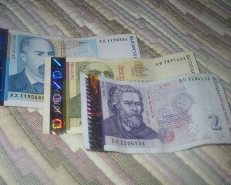 Гърци предложиха 150 лв. подкуп на полицай, задържаха ги