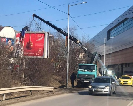 Масово демонтират билбордове без разрешителни в столицата