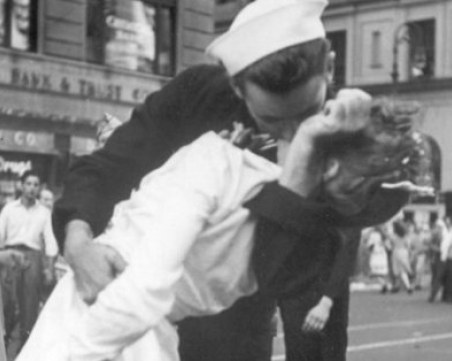 Почина морякът от снимката с целувката на Таймс скуеър