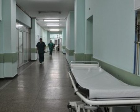 Почина жената, която се самозапали в двора на дома си