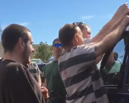 Полицаи молят автоджамбази да спасят бебе ВИДЕО