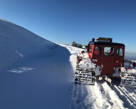 Разчистват 4-метрови преспи в Троянския проход СНИМКИ