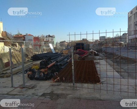 Реститутите пуснаха строителите в парчето на пл. 