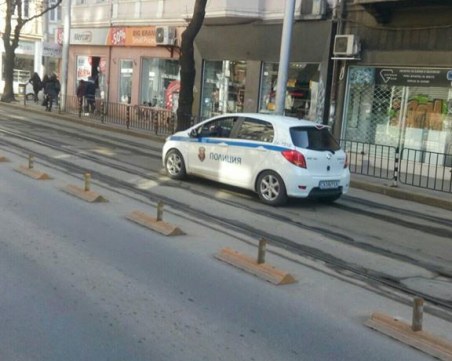 Родната полиция ни пази... а и дебне да ни гази, в насрещното СНИМКИ