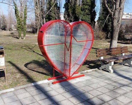 Жители на Асеновград събират капачки в огромно сърце