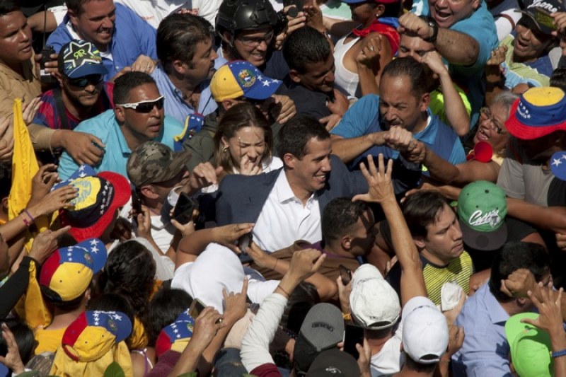Изгониха група евродепутати от Венецуела, искали среща с Гуайдо