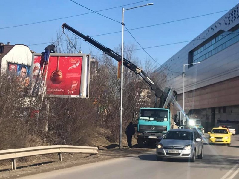 Масово демонтират билбордове без разрешителни в столицата