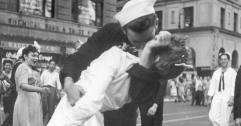 Почина морякът от снимката с целувката на Таймс скуеър