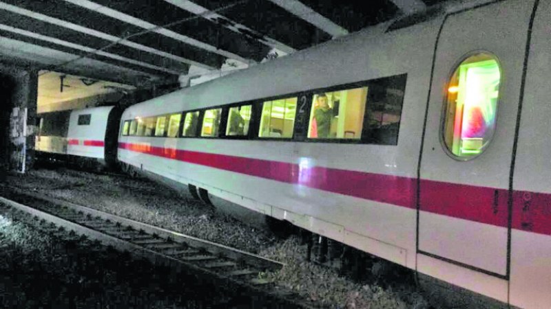 Високоскоростен германски влак с 240 души дерайлира в Базел