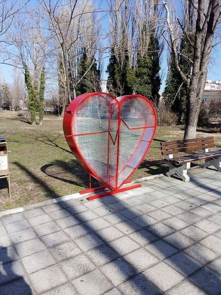 Жители на Асеновград събират капачки в огромно сърце