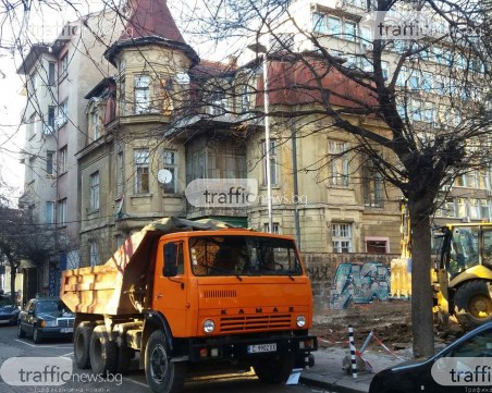 Багери рият за паркинг! Копаят пред емблематична стара къща в София СНИМКИ
