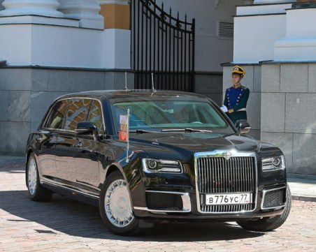 Бронирана, барната, бляскава… Скъпата лимузина на Путин