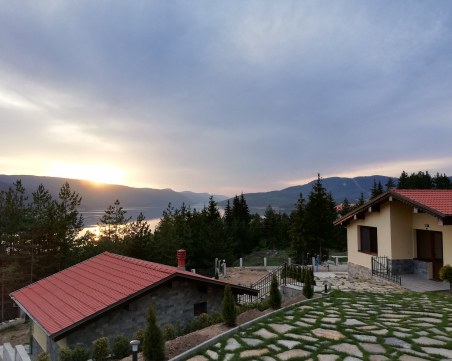 Явлена Пловдив продава луксозен ваканционен комплекс на брега на Доспат СНИМКИ