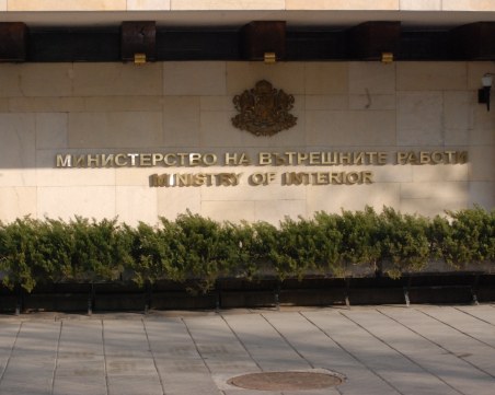 Хилядарка по хилядарка – милион! Бедни общини спонсори на богатото МВР