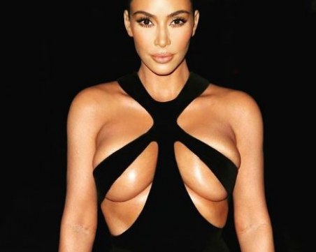Ким Кардашиян втрещи обществото с ултра изрязана рокля на Thierry Mugler СНИМКИ