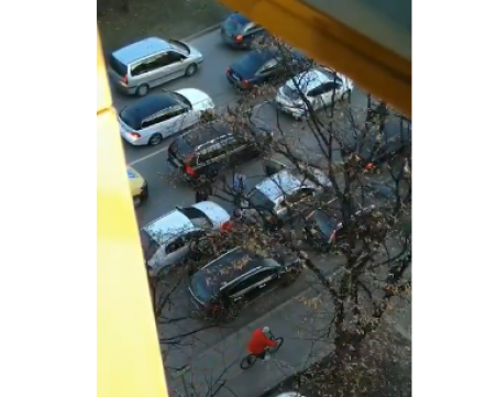 Мъже си разменят юмруци между коли на оживен столичен булевард ВИДЕО