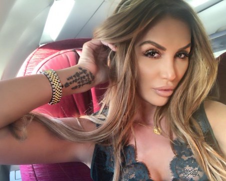 Моника Валериева отрупана с букети от нов обожател