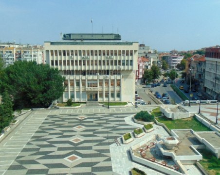 Некачественият ремонт на централния площад в Асеновград възмути хората