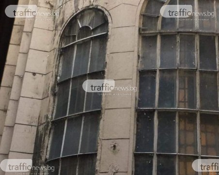 Скритият Ректорат: Падаща мазилка, мухъл, мръсотия... И гълъбите даже не кацат! СНИМКИ