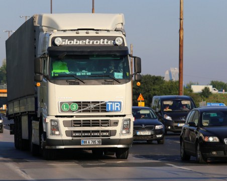 Полицията в Словения откри нелегални мигранти в български тир