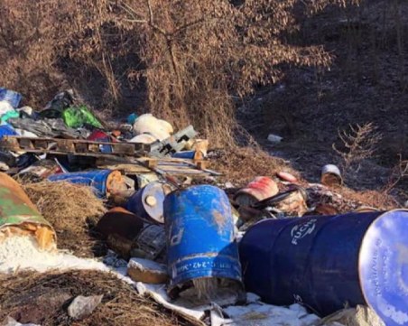 Разчистиха варелите с отрова край гара Яна. Въздухът – чист!?