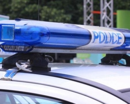 Шофьорка се качи на тротоара и помете дете, момиче и мъж