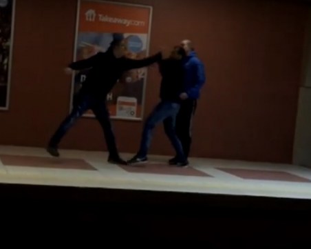 Тупалки на перона в метрото! Тийнове се млатят, полицаят – арбитър ВИДЕО