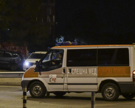 Ученически автобус и кола се блъснаха! Жена е в тежко състояние