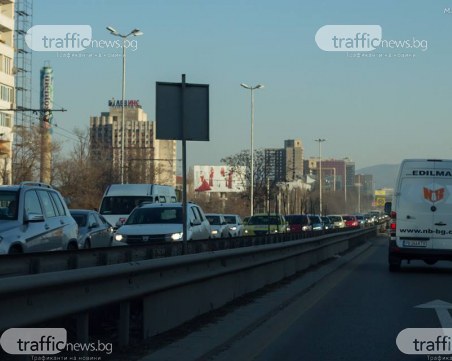 Задръствания и тапи блокираха София, с кола до центъра е мисия невъзможна