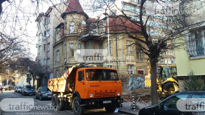 Багери рият за паркинг! Копаят пред емблематична стара къща в София СНИМКИ